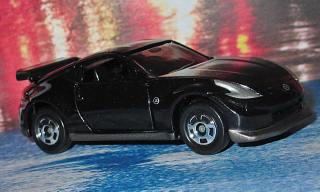 Illustration for article titled Tomica 370Z NISMO Red v Black